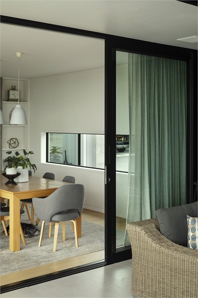 APL Architectural Series sliding door opens the dining space to the pool area