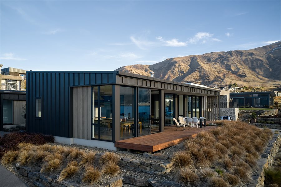Vantage joinery finished in Matt Flaxpod powdercoat connects this new build with its environment.